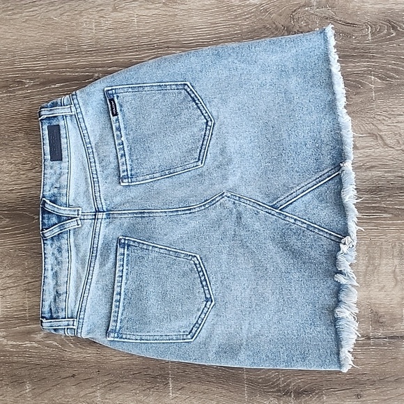 NEW! Volcom Brand Jeans High Rise Distressed Denim Skirt XS (0/2) - Picture 5 of 5
